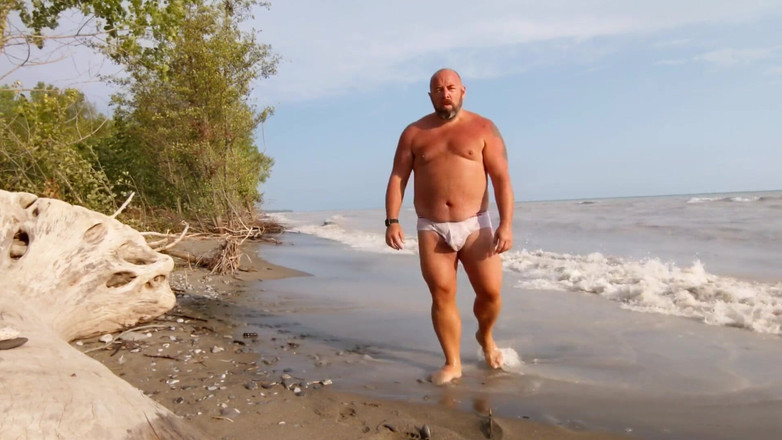 Skin and earth: Urso gordo, cuecas molhadas rasgadas, masturbação na praia de nudismo (skinandearth)