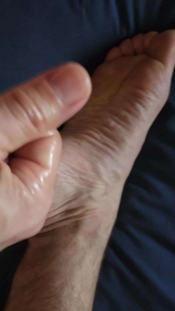 Bare Feet Couple: 曲げた足の指でできたしわの足の裏が熱い精液を受け止め、この一人の冒険でオーガズムに達する