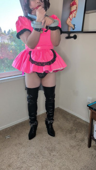 Sissy mucama jugando con ella con esclavitud, enormes consoladores y castidad