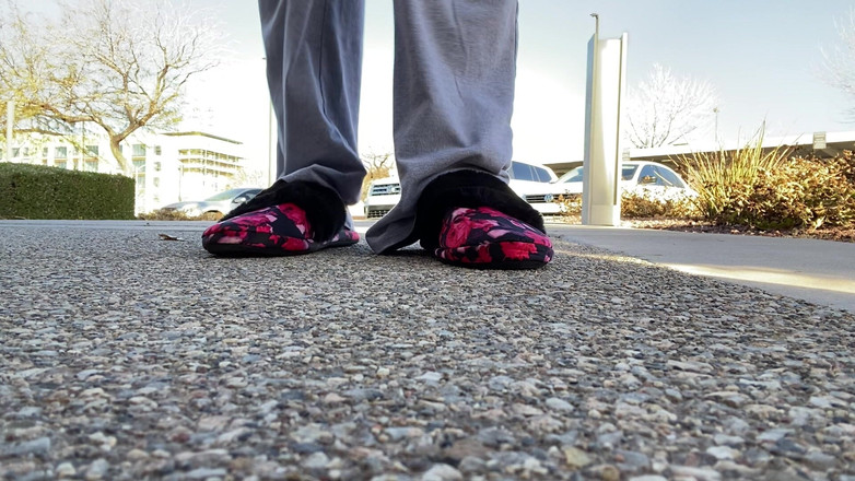 Tan feets: Bräunungsspiele außerhalb des öffentlichen pantoffels mit natürlichen Nägeln necken