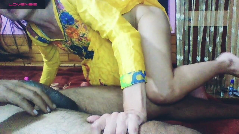 Bolly Karma: Kadını sikmeyi seviyor.