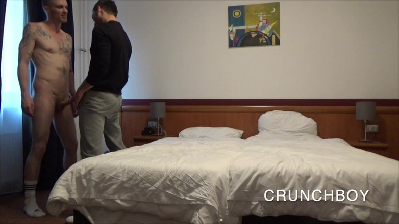 Bareback porn with straight boy: Anh ấy quay phim chân của mình khi anh ấy hút nó