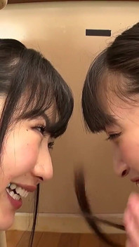Japans Kotone Toua und Hina Kanno, indem sie sich die Nase leckten