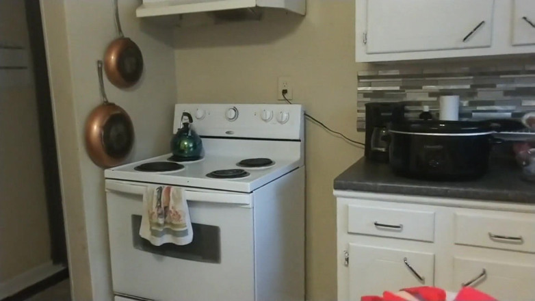 lilredvelvettt: エプロンだけでスープを調理する