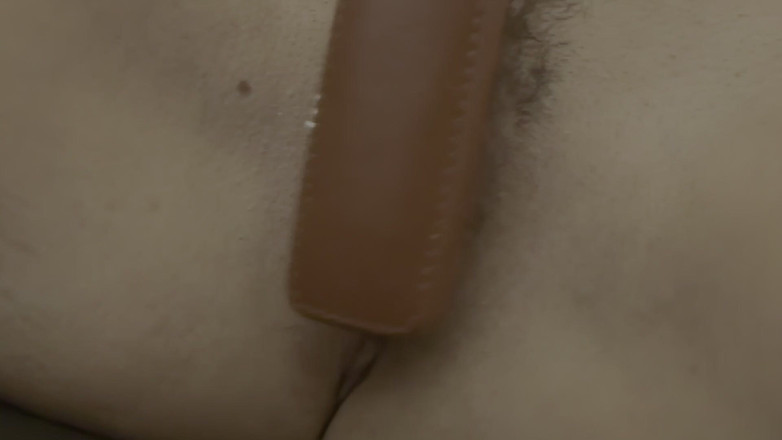 Inthe MILF room: MILF berdada cantik melancap semasa pemutus