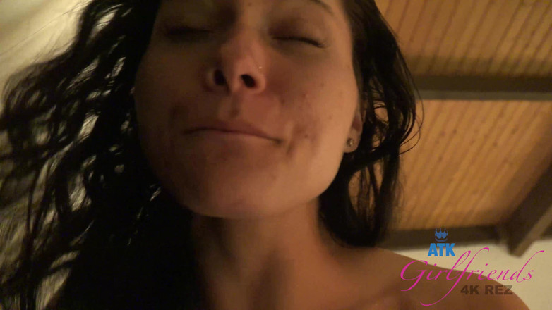 ATK Girlfriends: 자지에 발을 대고 장난치는 Zoey