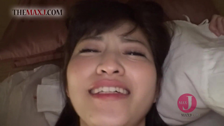 Asian happy ending: Une Asiatique poilue et chatte se fait éjaculer dans la bouche...