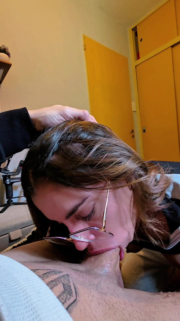 Young big apple: Přistihla jsem ho při masturbaci a pomohla mu