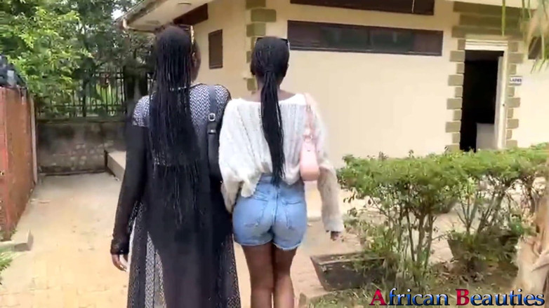 African Beauties: Due bellezze lesbiche si scopano un dildo nel parco pubblico