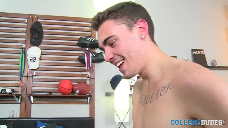 College Dudes: Asher Hawk fode Tyson Pierce