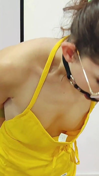 Ohromující brunetka sexy zástěra Fetish Ballgagged tape bondage