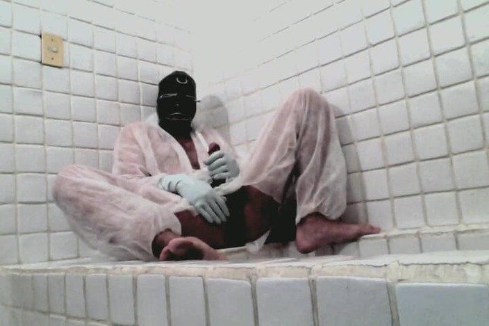 Demon Maniac 33: Ragazzo effeminato mascherato in tuta fa la pipì e viene