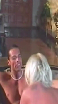 Blond brud fingrade och ätit till skakande orgasm