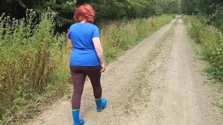 Bouncy Tits Action: Berjalan dalam but getah