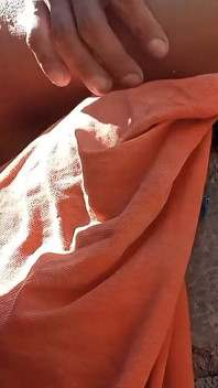 Vibrador na minha bunda enquanto tomando banho de sol ao ar livre