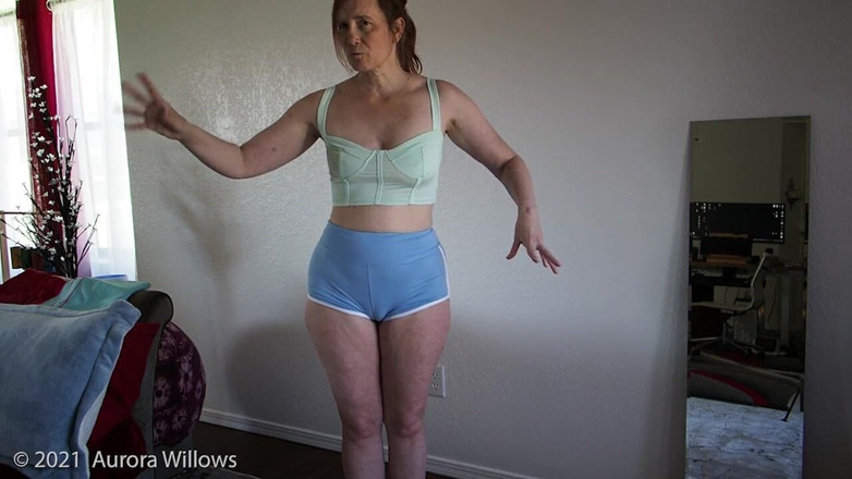 Aurora Willows: Entraînement en short cameltoe