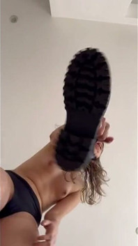 우리는 레즈비언들 사이에서 서로를 지배하는 놀이를 좋아합니다