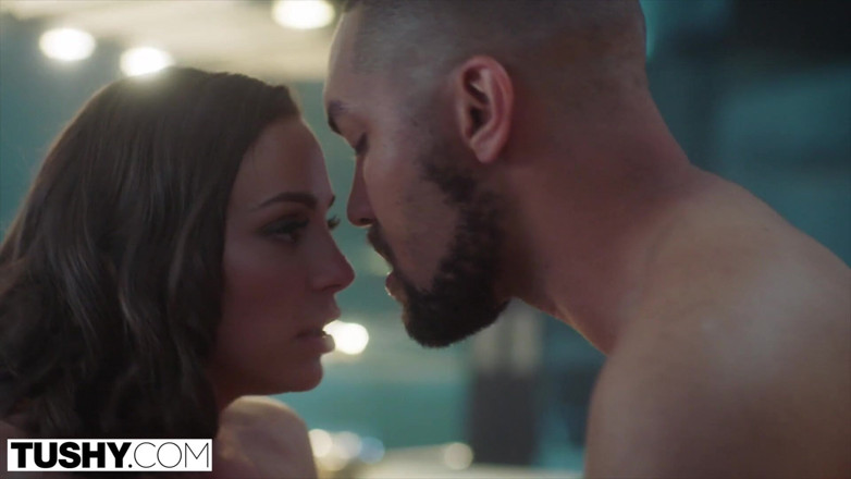 Tushy: Tushy - Abigail Macs điên cuồng phiêu lưu qua đường lỗ hậu