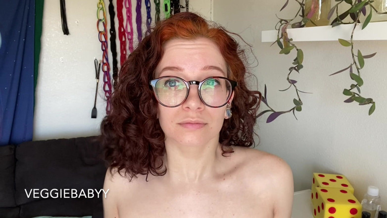 Veggiebabyy: Naakt krullend roodharige haar spelen