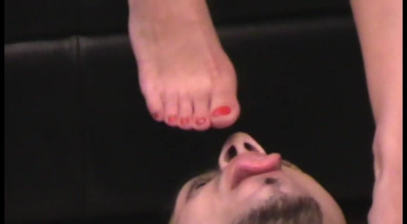 Foot Girls: Paní Muna si hraje se svým otrokem