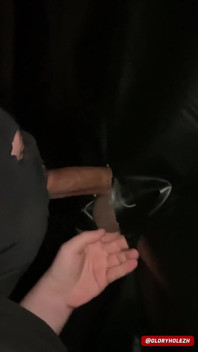 Árabe de 25 años de edad, llena, visita mi gloryhole y da una carga enorme.