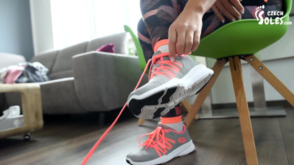 Czech Soles - foot fetish content: Si prende cura dei suoi piedi puzzolenti dopo l'allenamento in...