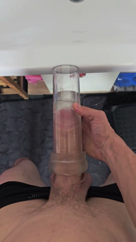 Vista completa acariciando meu pau duro em um Stroker fleshlight claro!