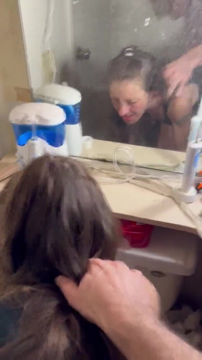 J13D75: Straathoer zuigt en neukt me in mijn badkamer