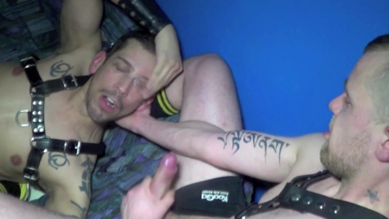 HUMLIATION AND SPANKING PORN: chamre men manspeshiyon vaale larke ke saath kathin seks apmaan