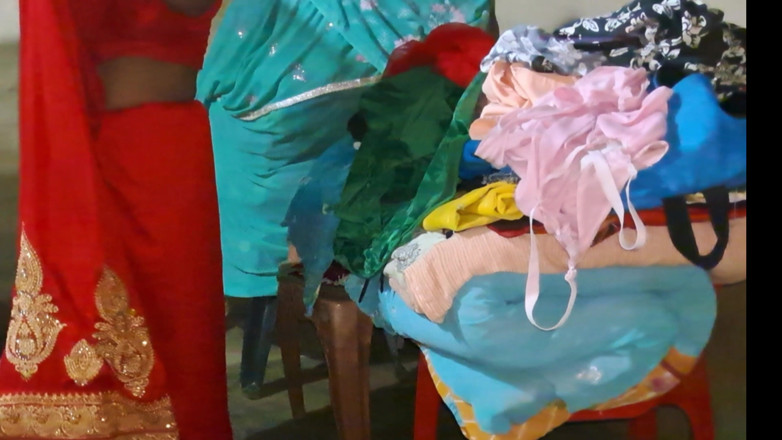 Trilokinath: Bihari village india se cambia de vestido en casa