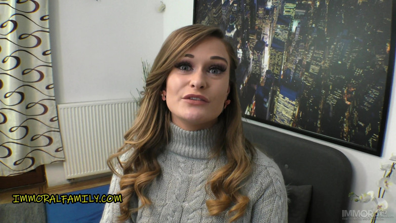 Immoral Family: Monella britannica va al museo di storia con il suo...