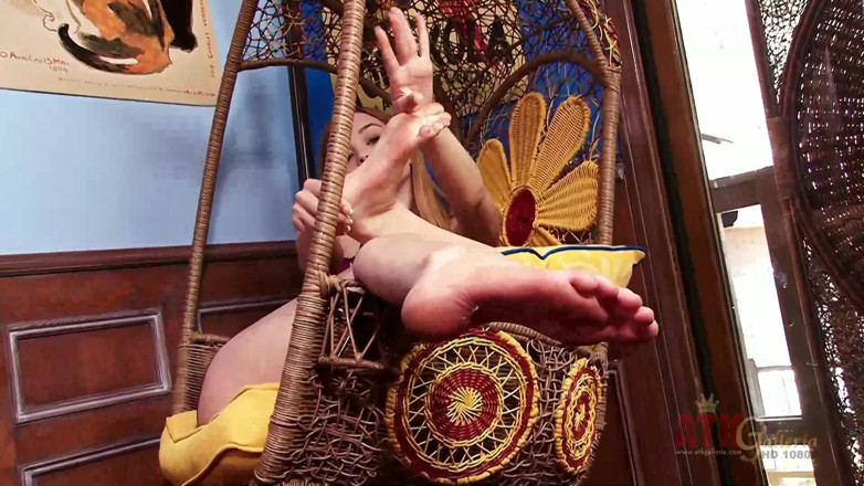 ATKIngdom Fans: Alaina Fox está ficando com tesão enquanto ela massageia os...