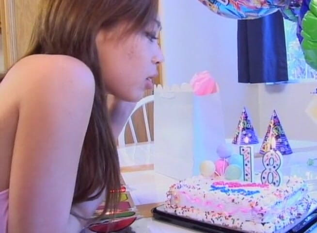 Teens Get it Hard: Remaja Asia berambut coklat meraikan hari jadinya yang ke-18 dengan...