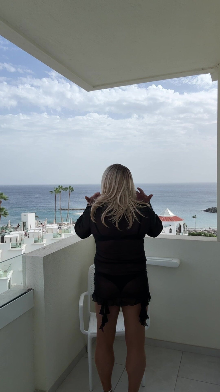 Kellycd2022: Sexy transvestiert kellycd2022 im schwarzen kleid und braunen nahtlosen strumpfhosen