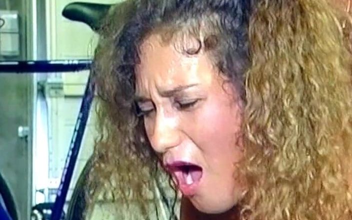 Deutsche Frauen: Sexy Duitse babe in haar kont geneukt door een klusjesman