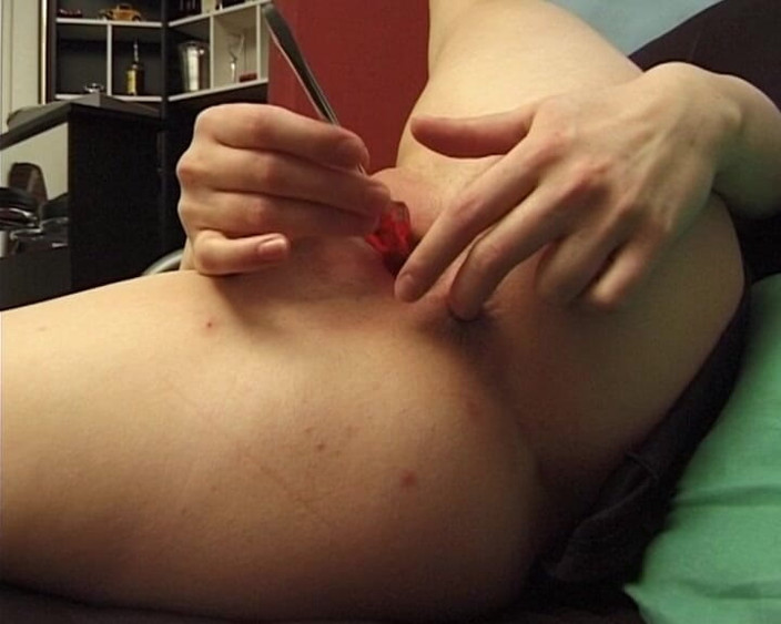 YOUR FIRST PORN: Çizmeli Daniela bunu kendisi yapıyor