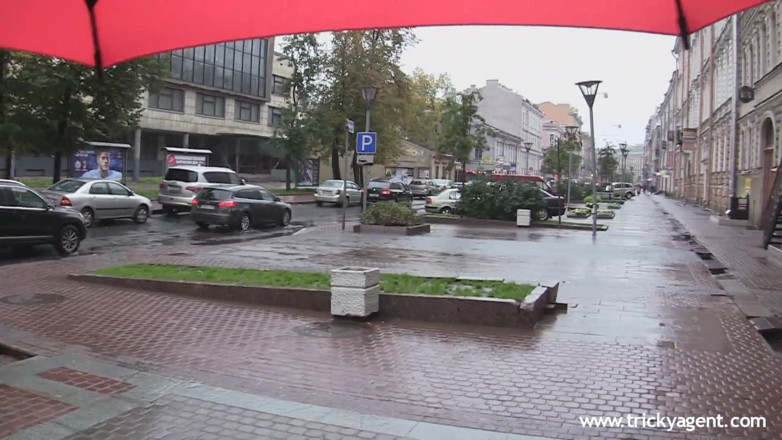 Tricky Agent: Een meisje dat uit de regen is gered, wordt verleid!