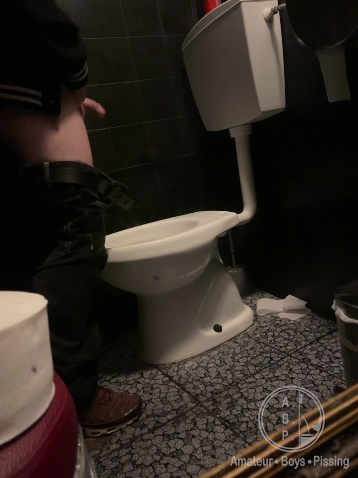 AmateurBoysPissing: Cậu bé thẳng nghiệp dư bị bắt gặp đi tiểu trong...