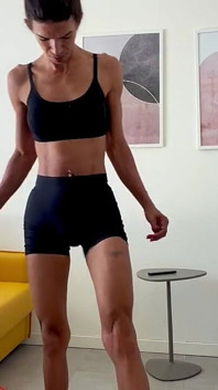 Ciao amore mio, alleniamoci a casa, travestito pauzuda che si allena a casa.