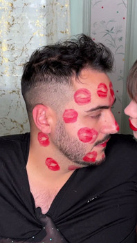 Batom vermelho, cara marcando 2 discovery videos