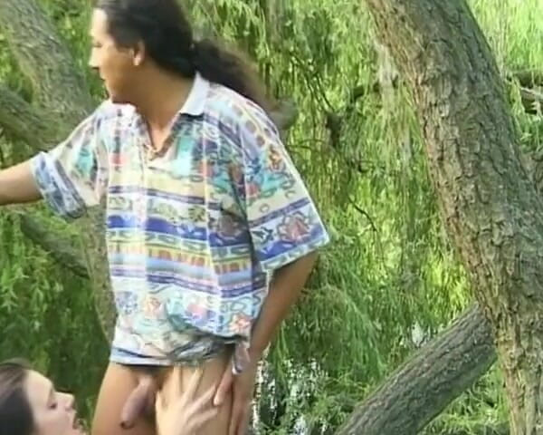 Deutsche Damen: Una chica alemana peluda obtiene su increíble cuerpo rociado con...
