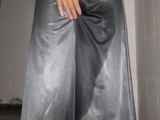 Naomisinka: Серебряная атласная длинная юбка, писсация и сперма в тряпице