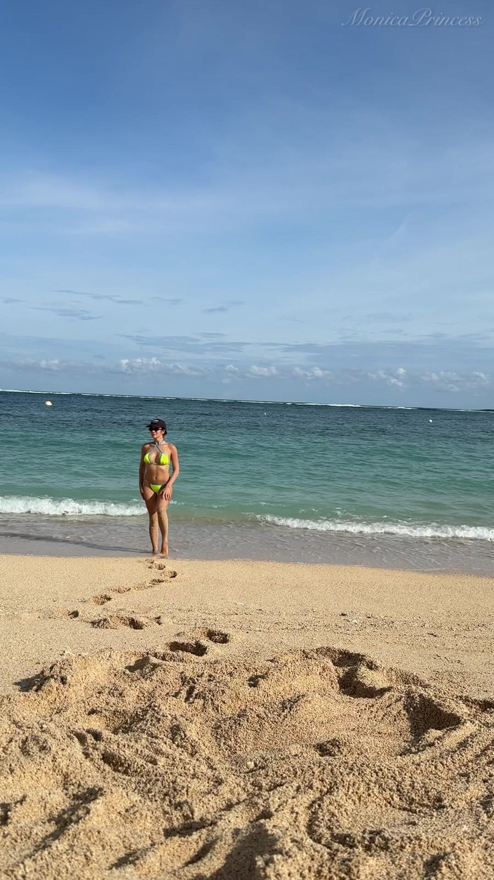 Princess Monica: Retas på stranden i Micro Bikini på sanden