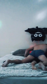 Hete neukpartij zonder condoom met een ondeugende twink