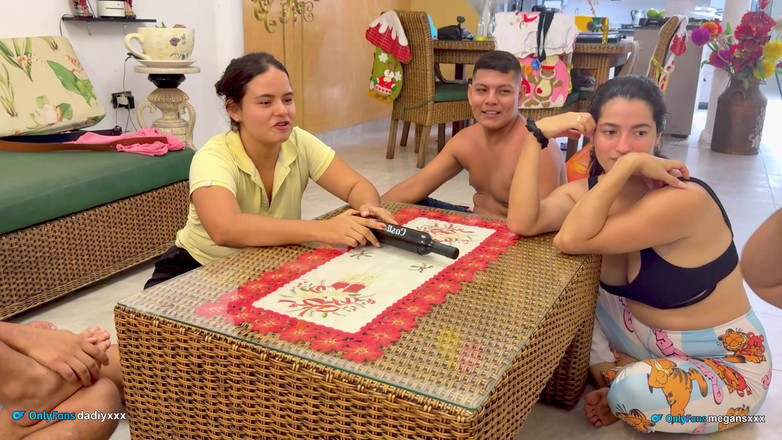 MeGanSxx: Bouteille de bec et beaucoup de sexe