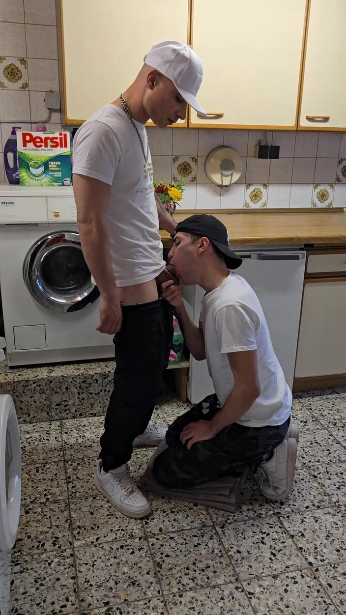 boyzxy212: Boş Çamaşır Odasında Riskli Gay Sakso