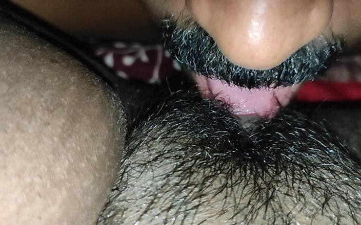 Realmallucouplevlog: 舔我多汁的阴户并和我的朋友做爱