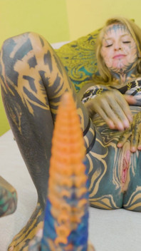 Lesbiche tatuate pesanti che cavalcano grandi giocattoli - anale, bancomat, dildo grassi - alt-girls, punk, gotico, hippie e lingua divisa