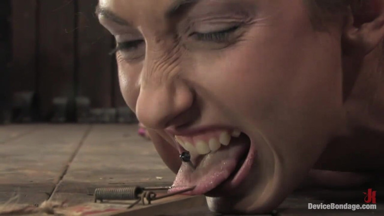 Device Bondage by Kink: Wenona Cựu vận động viên thể dục bị móc vào địa ngục.