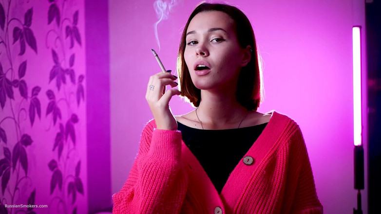 Russian Smokers: Si cantik Rusia yang ceria menggoda sambil merokok di luar...